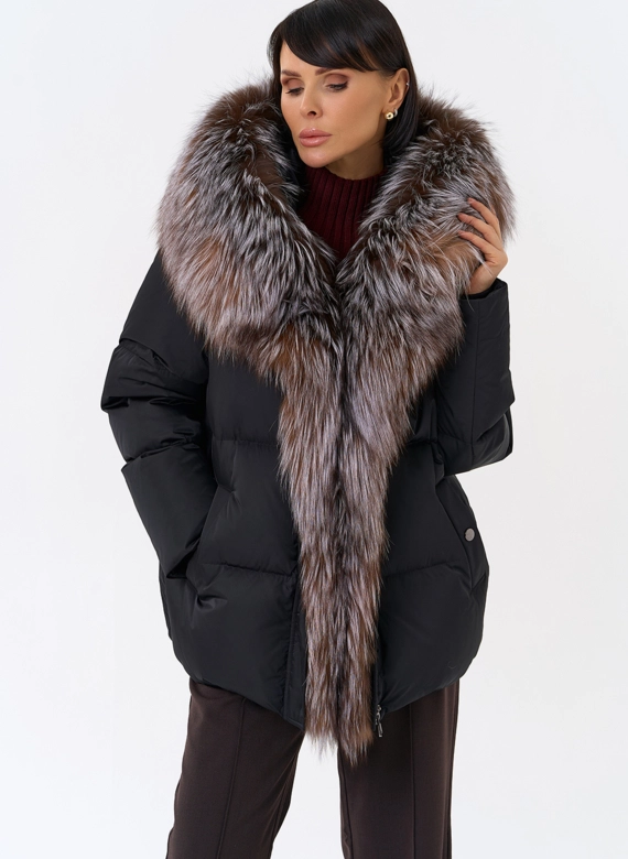 Женский пуховик с отделкой из меха блюфрост