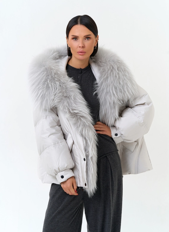 Женский пуховик с мехом енота на капюшоне фото