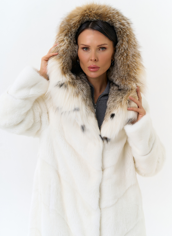 Белая шуба из норки с рысью