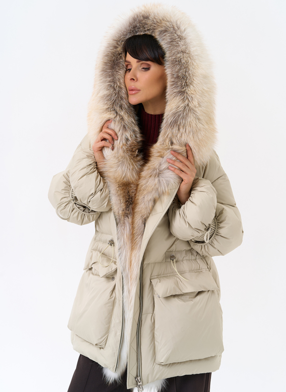 Женский пуховик с капюшоном из меха лисы