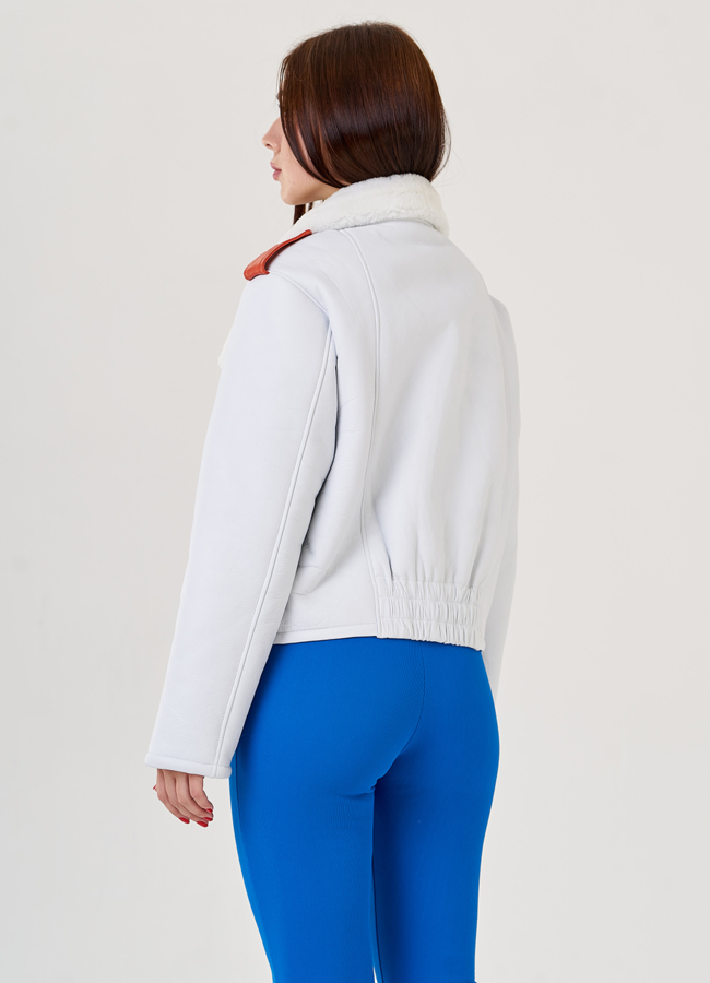 Женская дубленка белого цвета модель № 23355 в кредит