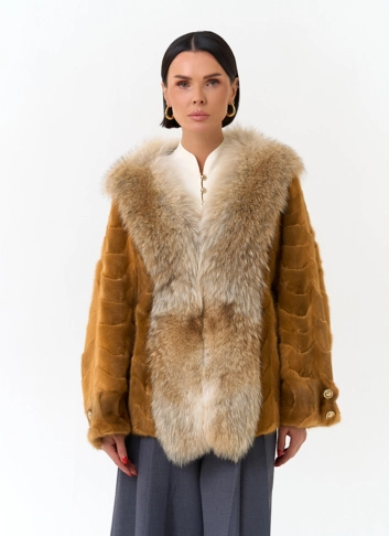 Шуба из норки с отделкой из меха койота фото