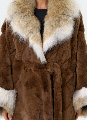 Шуба из кролика с отделкой из меха койота