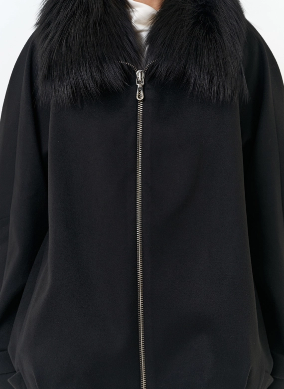 Женское укороченное пальто с отделкой из меха лисы фото